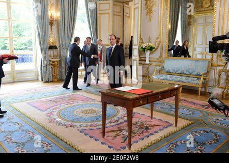 Atmosphäre als Francois Hollande im Orden der Ehrenlegion mit dem "Grand Maitre" ausgezeichnet wird, vom Kanzler des französischen Ehrenordens, General Jean-Louis Georgelin, In Anwesenheit von Bernard Accoyer und Jean-Pierre Bel, der am 15. Mai 2012 offiziell zum französischen Präsidenten im Präsidentenpalast Elysee in Paris ernannt wird. Foto von Gilles Roller/Pool/ABACAPRESS.COM Stockfoto