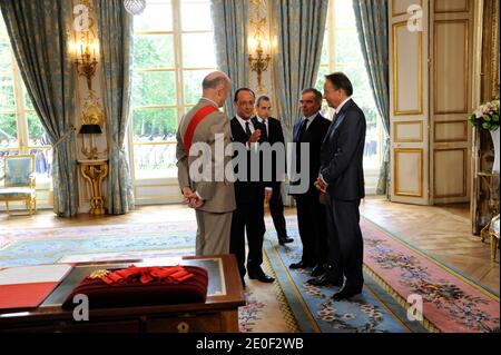 Atmosphäre als Francois Hollande im Orden der Ehrenlegion mit dem "Grand Maitre" ausgezeichnet wird, vom Kanzler des französischen Ehrenordens, General Jean-Louis Georgelin, In Anwesenheit von Bernard Accoyer und Jean-Pierre Bel, der am 15. Mai 2012 offiziell zum französischen Präsidenten im Präsidentenpalast Elysee in Paris ernannt wird. Foto von Gilles Roller/Pool/ABACAPRESS.COM Stockfoto