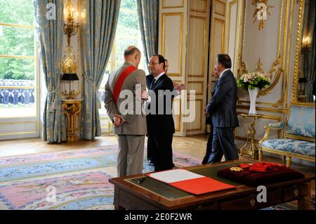 Atmosphäre als Francois Hollande im Orden der Ehrenlegion mit dem "Grand Maitre" ausgezeichnet wird, vom Kanzler des französischen Ehrenordens, General Jean-Louis Georgelin, In Anwesenheit von Bernard Accoyer und Jean-Pierre Bel, der am 15. Mai 2012 offiziell zum französischen Präsidenten im Präsidentenpalast Elysee in Paris ernannt wird. Foto von Gilles Roller/Pool/ABACAPRESS.COM Stockfoto