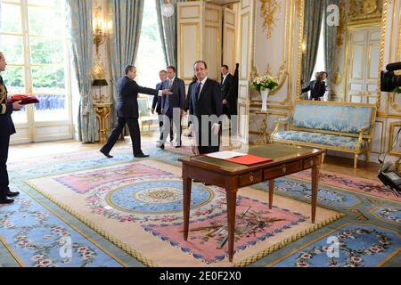 Atmosphäre als Francois Hollande im Orden der Ehrenlegion mit dem "Grand Maitre" ausgezeichnet wird, vom Kanzler des französischen Ehrenordens, General Jean-Louis Georgelin, In Anwesenheit von Bernard Accoyer und Jean-Pierre Bel, der am 15. Mai 2012 offiziell zum französischen Präsidenten im Präsidentenpalast Elysee in Paris ernannt wird. Foto von Gilles Roller/Pool/ABACAPRESS.COM Stockfoto