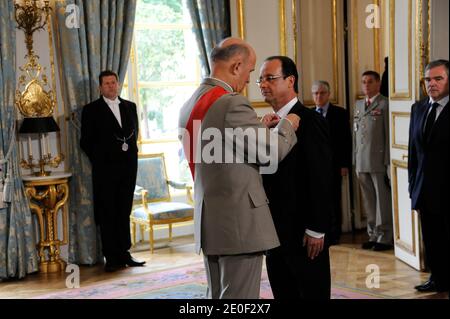 Atmosphäre als Francois Hollande im Orden der Ehrenlegion mit dem "Grand Maitre" ausgezeichnet wird, vom Kanzler des französischen Ehrenordens, General Jean-Louis Georgelin, In Anwesenheit von Bernard Accoyer und Jean-Pierre Bel, der am 15. Mai 2012 offiziell zum französischen Präsidenten im Präsidentenpalast Elysee in Paris ernannt wird. Foto von Gilles Roller/Pool/ABACAPRESS.COM Stockfoto