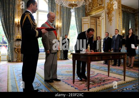 Atmosphäre als Francois Hollande im Orden der Ehrenlegion mit dem "Grand Maitre" ausgezeichnet wird, vom Kanzler des französischen Ehrenordens, General Jean-Louis Georgelin, In Anwesenheit von Bernard Accoyer und Jean-Pierre Bel, der am 15. Mai 2012 offiziell zum französischen Präsidenten im Präsidentenpalast Elysee in Paris ernannt wird. Foto von Gilles Roller/Pool/ABACAPRESS.COM Stockfoto