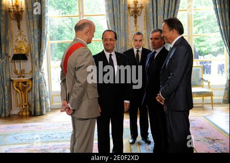 Atmosphäre als Francois Hollande im Orden der Ehrenlegion mit dem "Grand Maitre" ausgezeichnet wird, vom Kanzler des französischen Ehrenordens, General Jean-Louis Georgelin, In Anwesenheit von Bernard Accoyer und Jean-Pierre Bel, der am 15. Mai 2012 offiziell zum französischen Präsidenten im Präsidentenpalast Elysee in Paris ernannt wird. Foto von Gilles Roller/Pool/ABACAPRESS.COM Stockfoto