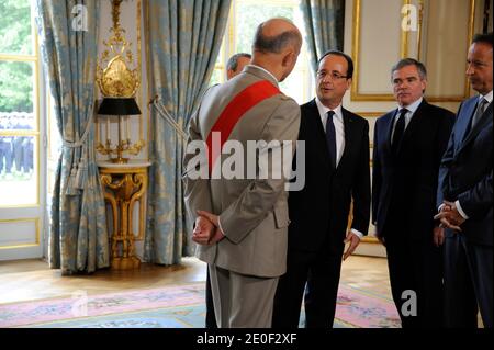 Atmosphäre als Francois Hollande im Orden der Ehrenlegion mit dem "Grand Maitre" ausgezeichnet wird, vom Kanzler des französischen Ehrenordens, General Jean-Louis Georgelin, In Anwesenheit von Bernard Accoyer und Jean-Pierre Bel, der am 15. Mai 2012 offiziell zum französischen Präsidenten im Präsidentenpalast Elysee in Paris ernannt wird. Foto von Gilles Roller/Pool/ABACAPRESS.COM Stockfoto