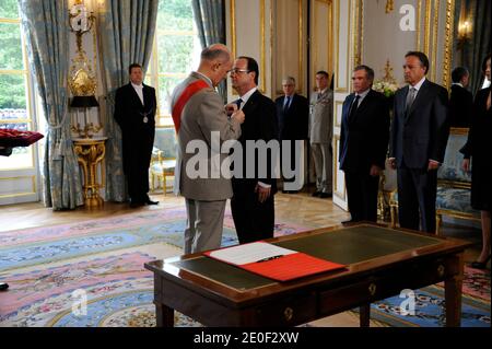 Atmosphäre als Francois Hollande im Orden der Ehrenlegion mit dem "Grand Maitre" ausgezeichnet wird, vom Kanzler des französischen Ehrenordens, General Jean-Louis Georgelin, In Anwesenheit von Bernard Accoyer und Jean-Pierre Bel, der am 15. Mai 2012 offiziell zum französischen Präsidenten im Präsidentenpalast Elysee in Paris ernannt wird. Foto von Gilles Roller/Pool/ABACAPRESS.COM Stockfoto