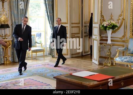 Atmosphäre als Francois Hollande kommt, um "Grand Maitre" im Orden der Ehrenlegion zu erhalten, von Kanzler des französischen Nationalen Ordens der Ehrenlegion, General Jean-Louis Georgelin, wie er offiziell als Frankreichs Präsident im Elysee Präsidentenpalast in Paris benannt wird, Frankreich am 15. Mai 2012 . Foto von Gilles Roller/Pool/ABACAPRESS.COM Stockfoto