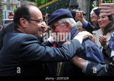 Der französische Präsident Francois Hollande schüttelt bei einer Zeremonie an der Statue von Jules Ferry in den Tuileries-Gärten in Paris, Frankreich, während seiner Einweihungszeremonie die Hände. Foto von Christophe Guibbaud/ABACAPRESS.COM Stockfoto