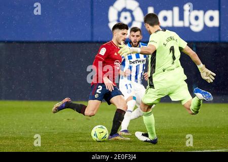 Luis Rioja (Mittelfeld; Deportivo Alavés), Nacho Vidal (Verteidiger; CA Osasuna) und Sergio Herrera (Torhüter; CA Osasuna) in Aktion während des spanischen La Liga Santander-Spiels zwischen CA Osasuna und Deportivo Alavés im El Sadar-Stadion.(Endstand, CA Osasuna 1:1 Deportivo Alaves) Stockfoto