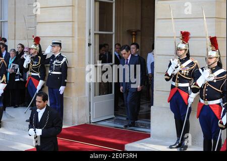 Der scheidende französische Premierminister Francois Fillon wird am 16. Mai 2012 den französischen Premierminister Jean-Marc Ayrault und seine Frau Brigitte zur Übergabe im Hotel Matignon in Paris, Frankreich, empfangen. Der Vorsitzende der Sozialistischen Fraktion und Bürgermeister von Nantes, Jean-Marc Ayrault, wurde am 15. Mai 2012 vom französischen Präsidenten Francois Hollande zum Premierminister ernannt. Foto von Mousse/ABACAPRESS.COM Stockfoto