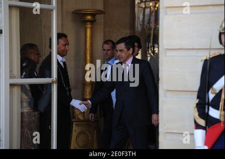 Der scheidende französische Premierminister Francois Fillon verlässt das Hotel Matignon nach der Übergabezeremonie in Paris, Frankreich, am 16. Mai 2012. Der Vorsitzende der Sozialistischen Fraktion und Bürgermeister von Nantes, Jean-Marc Ayrault, wurde am 15. Mai 2012 vom französischen Präsidenten Francois Hollande zum Premierminister ernannt. Foto von Mousse/ABACAPRESS.COM Stockfoto