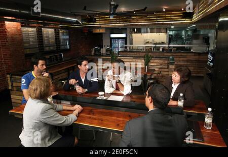 Präsident Barack Obama (3. R) besucht Taylor Gourmet, ein Sandwich-Restaurant, mit Small Business Administrator Karen Mills (2. L) und Casey Patten (L) und David Mazza (3. L), Gründern und Mitbesitzern Taylor Gourmet, Brian J. Smith (2. R), Gründungsprincipal Francis Lee Contracting und Kathy Rachels, Präsidentin von Yes! Bio-Märkte in Washington, DC, USA am 16. Mai 2012. Obama fordert den Kongress auf, auf seiner "To-Do-Liste" zu handeln und betont insbesondere die Notwendigkeit, in kleine Unternehmen zu investieren und neue Neueinstellungen anzuregen. Foto von Win McNamee/Pool/ABACAPRESS.COM Stockfoto