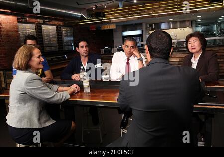 US-Präsident Barack Obama (3. DR.) besucht Taylor Gourmet, ein Sandwich-Restaurant, mit Small Business Administrator Karen Mills (L), Casey Patten (2. L) und David Mazza (3. L), Gründern und Mitbesitzern Taylor Gourmet, Brian J. Smith, (2. R) Gründungsprincipal Francis Lee Contracting und Kathy Rachels, Präsident von Yes! Bio-Märkte in Washington, DC, USA am 16. Mai 2012. Obama fordert den Kongress auf, auf seiner "To-Do-Liste" zu handeln und betont insbesondere die Notwendigkeit, in kleine Unternehmen zu investieren und neue Neueinstellungen anzuregen. Foto von Win McNamee/Pool/ABACAPRESS.COM Stockfoto