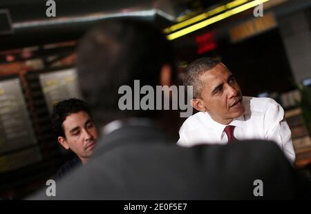 Präsident Barack Obama (R) besucht Taylor Gourmet, ein Sandwich-Restaurant mit Casey Patten Mitinhaber von Taylor Gourmet in Washington, DC, USA am 16. Mai 2012. Obama fordert den Kongress auf, auf seiner "To-Do-Liste" zu handeln und betont insbesondere die Notwendigkeit, in kleine Unternehmen zu investieren und neue Neueinstellungen anzuregen. Foto von Win McNamee/Pool/ABACAPRESS.COM Stockfoto