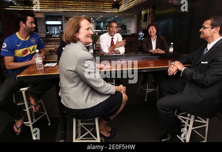 Präsident Barack Obama besucht am 16. Mai 2012 Taylor Gourmet, ein Sandwich-Restaurant, zusammen mit der Small Business Administrators Karen Mills (2nd L) in Washington, DC, USA. Obama fordert den Kongress auf, auf seiner "To-Do-Liste" zu handeln und betont insbesondere die Notwendigkeit, in kleine Unternehmen zu investieren und neue Neueinstellungen anzuregen. Foto von Win McNamee/Pool/ABACAPRESS.COM Stockfoto