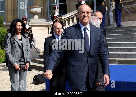 Der neu ernannte französische Minister für auswärtige Angelegenheiten und Entwicklung Pascal Canfin, der neu ernannte Minister für französische Auslandsbeziehungen und Frankophonie Yamina Benguigui, der neu ernannte Minister für europäische Angelegenheiten Bernard Cazeneuve, der neu ernannte Außenminister Laurent Fabius, der scheidende Außenminister Alain Juppe, Der scheidende Minister für europäische Angelegenheiten Jean Leonetti und der im Ausland lebende französische Minister Edouard Courtial, der während der offiziellen Übergabezeremonie vor dem Außenministerium des Quai d'Orsay in P Stockfoto