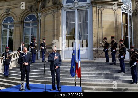 Der neue französische Außenminister Laurent Fabius und der scheidende Außenminister Alain Juppe im Bild bei der offiziellen Übergabe vor dem Außenministerium des Quai d'Orsay am 17. Mai 2012 in Paris. Foto von Stephane Lemouton/ABACAPRESS.COM Stockfoto