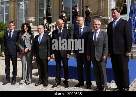 Der neu ernannte französische Minister für auswärtige Angelegenheiten und Entwicklung Pascal Canfin, der neu ernannte Minister für französische Auslandsbeziehungen und Frankophonie Yamina Benguigui, der neu ernannte Minister für europäische Angelegenheiten Bernard Cazeneuve, der neu ernannte Außenminister Laurent Fabius, der scheidende Außenminister Alain Juppe, Der scheidende Minister für europäische Angelegenheiten Jean Leonetti und der im Ausland lebende französische Minister Edouard Courtial, der während der offiziellen Übergabezeremonie vor dem Außenministerium des Quai d'Orsay in P Stockfoto