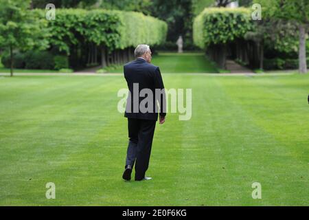 Der französische Premierminister Jean-Marc Ayrault ist am 17. Mai 2012 im Garten des Hotel Matignon in Paris, Frankreich, zu sehen. Foto von Mousse/ABACAPRESS.COM Stockfoto