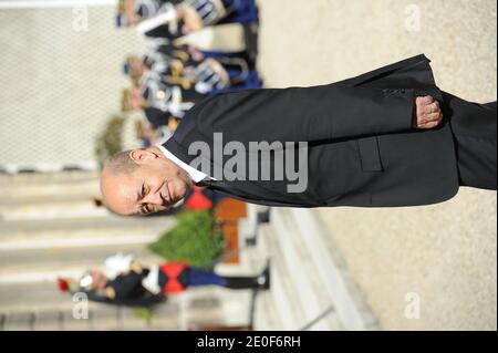 Der neu ernannte französische Verteidigungsminister Jean-Yves Le Drian wird während der offiziellen Übergabe mit dem scheidenden französischen Verteidigungsminister Gerard Longuet am 17. Mai 2012 im Hotel de Brienne Verteidigungsministerium in Paris abgebildet. Foto von Mousse/ABACAPRESS.COM Stockfoto