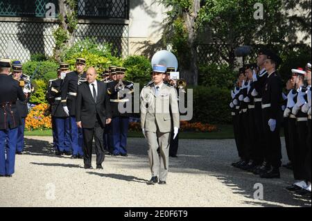 Der neu ernannte französische Verteidigungsminister Jean-Yves Le Drian wird während der offiziellen Übergabe mit dem scheidenden französischen Verteidigungsminister Gerard Longuet am 17. Mai 2012 im Hotel de Brienne Verteidigungsministerium in Paris abgebildet. Foto von Mousse/ABACAPRESS.COM Stockfoto