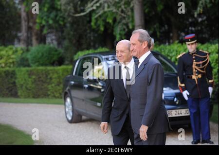 Der neu ernannte französische Verteidigungsminister Jean-Yves Le Drian und der scheidende französische Verteidigungsminister Gerard Longuet sind bei der offiziellen Übergabe am 17. Mai 2012 im Verteidigungsministerium des Hotels de Brienne in Paris zu sehen. Foto von Mousse/ABACAPRESS.COM Stockfoto