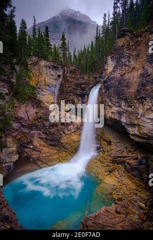 Vertikale Aussicht - Wasserfälle, Icefields Parkway, Banff, National Park, Alberta, Kanada. Stockfoto