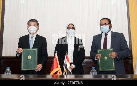 Kairo, Ägypten. Dezember 2020. Der chinesische Botschafter in Ägypten, Liao Liqiang (L), der ägyptische Gesundheitsminister Hala Zayed (C) und der ägyptische stellvertretende Gesundheitsminister für Initiativen im Bereich der öffentlichen Gesundheit, Mohamed Hassani, nehmen am 31. Dezember 2020 an der Unterzeichnung einer Absichtserklärung in Kairo, Ägypten, Teil. China und Ägypten unterzeichneten am Donnerstag eine Absichtserklärung zur gegenseitigen Zusammenarbeit bei COVID-19-Impfstoffen. Quelle: Wu Huiwo/Xinhua/Alamy Live News Stockfoto