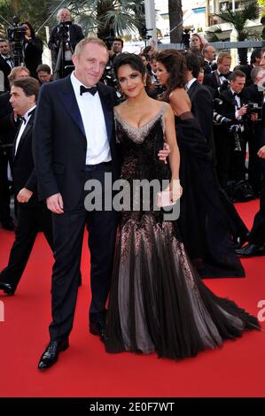 Die mexikanische Schauspielerin Salma Hayek posiert mit ihrem Mann, dem französischen Geschäftsmann Francois-Henri Pinault, während der Premiere von "Madagascar 3" auf dem 65. Filmfestival in Cannes, Südfrankreich, am 18. Mai 2012. Foto von Aurore Marechal/ABACAPRESS.COM Stockfoto