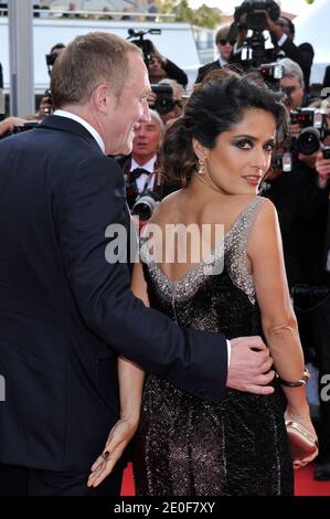Die mexikanische Schauspielerin Salma Hayek posiert mit ihrem Mann, dem französischen Geschäftsmann Francois-Henri Pinault, während der Premiere von "Madagascar 3" auf dem 65. Filmfestival in Cannes, Südfrankreich, am 18. Mai 2012. Foto von Aurore Marechal/ABACAPRESS.COM Stockfoto