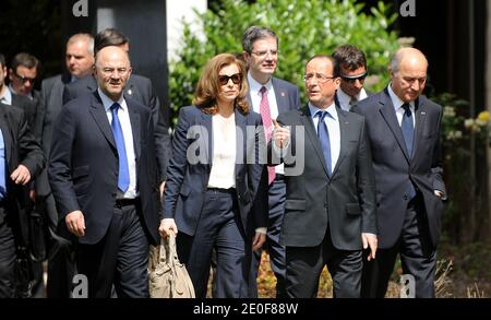 Der französische Präsident Francois Hollande geht mit seiner Partnerin First Lady Valerie Trierweiler am 18. Mai 2012 vor der französischen Botschaft in Washington, DC, USA. Foto von Olivier Douliery/ABACAPRESS.COM Stockfoto