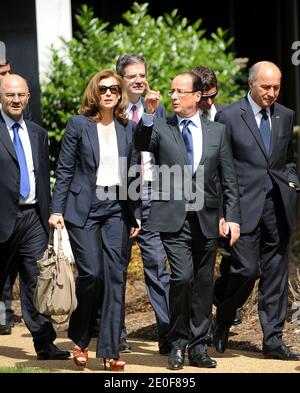 Der französische Präsident Francois Hollande geht mit seiner Partnerin First Lady Valerie Trierweiler am 18. Mai 2012 vor der französischen Botschaft in Washington, DC, USA. Foto von Olivier Douliery/ABACAPRESS.COM Stockfoto