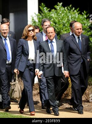 Der französische Präsident Francois Hollande geht mit seiner Partnerin First Lady Valerie Trierweiler am 18. Mai 2012 vor der französischen Botschaft in Washington, DC, USA. Foto von Olivier Douliery/ABACAPRESS.COM Stockfoto