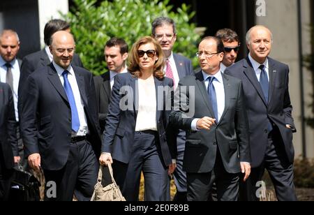 Der französische Präsident Francois Hollande geht mit seiner Partnerin First Lady Valerie Trierweiler am 18. Mai 2012 vor der französischen Botschaft in Washington, DC, USA. Foto von Olivier Douliery/ABACAPRESS.COM Stockfoto