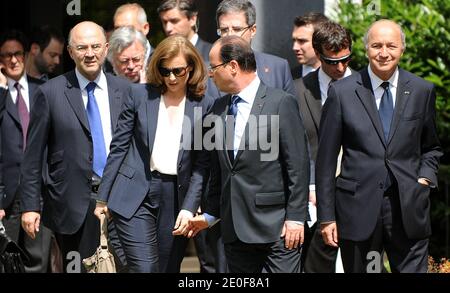 Der französische Präsident Francois Hollande geht mit seiner Partnerin First Lady Valerie Trierweiler am 18. Mai 2012 vor der französischen Botschaft in Washington, DC, USA. Foto von Olivier Douliery/ABACAPRESS.COM Stockfoto