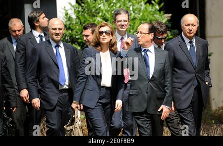 Der französische Präsident Francois Hollande geht mit seiner Partnerin First Lady Valerie Trierweiler am 18. Mai 2012 vor der französischen Botschaft in Washington, DC, USA. Foto von Olivier Douliery/ABACAPRESS.COM Stockfoto