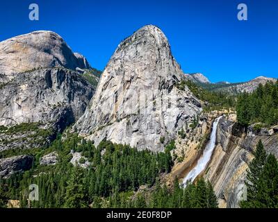 Half Dome, Liberty Cap und Nevada fallen im Yosemite National Park, Kalifornien Stockfoto