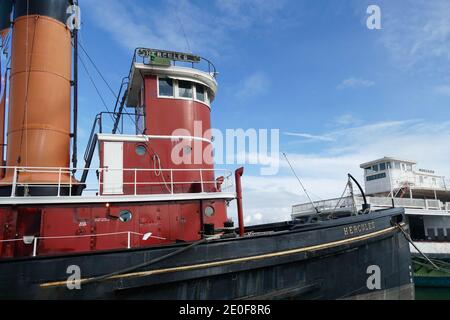 SAN FRANCISCO - NOV 27, 2019 - Hercules Dampfschiff, vor Anker, San Francisco Maritime National Historical Park, Kalifornien Stockfoto