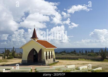 Alto Vista Chapel ist eine kleine katholische Kapelle, auch bekannt als die "Pilgrims Church", mit Blick auf das Karibische Meer, nordöstlich von Noord, Aruba. Stockfoto