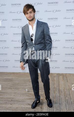 Douglas Booth nimmt an der Fotoschau "Romeo und Julia" Teil, während eines Swarovski Cocktails am Majestic Beach im Rahmen des 65. Internationalen Filmfestivals von Cannes in Cannes, Frankreich am 19. Mai 2012. Foto von Nicolas Briquet/ABACAPRESS.COM Stockfoto