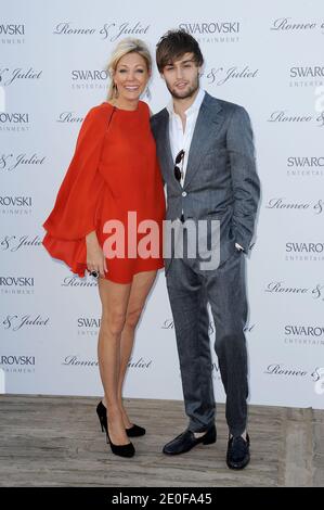 Nadja Swarovski und Douglas Booth bei der Fotoschau "Romeo und Julia" während eines Swarovski Cocktails am Majestic Beach im Rahmen des 65. Internationalen Filmfestivals von Cannes in Cannes, Frankreich am 19. Mai 2012. Foto von Nicolas Briquet/ABACAPRESS.COM Stockfoto