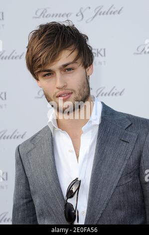 Douglas Booth nimmt an der Fotoschau "Romeo und Julia" Teil, während eines Swarovski Cocktails am Majestic Beach im Rahmen des 65. Internationalen Filmfestivals von Cannes in Cannes, Frankreich am 19. Mai 2012. Foto von Nicolas Briquet/ABACAPRESS.COM Stockfoto