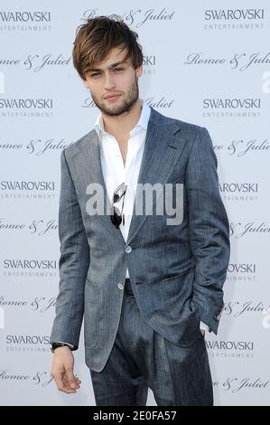 Douglas Booth nimmt an der Fotoschau "Romeo und Julia" Teil, während eines Swarovski Cocktails am Majestic Beach im Rahmen des 65. Internationalen Filmfestivals von Cannes in Cannes, Frankreich am 19. Mai 2012. Foto von Nicolas Briquet/ABACAPRESS.COM Stockfoto