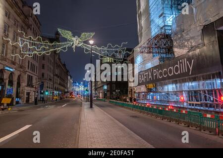 London, Großbritannien. Dezember 2020. Silvester: Meist leere Straßen in der Innenstadt an einem, was normalerweise eine geschäftige und festliche Nacht wäre. Kredit: Guy Corbishley / Alamy Live Nachrichten Stockfoto