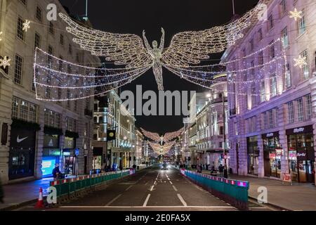 London, Großbritannien. Dezember 2020. Silvester: Meist leere Straßen in der Innenstadt an einem, was normalerweise eine geschäftige und festliche Nacht wäre. Kredit: Guy Corbishley / Alamy Live Nachrichten Stockfoto