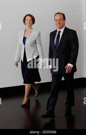 Der französische Präsident Francois Hollande (R) trifft die australische Premierministerin Julia Gillard (L) während eines bilateralen Treffens im Radisson Blu, bevor er am 20 2012. Mai an der Eröffnungssitzung des NATO-Gipfels in Chicago, Illinois, USA, teilnimmt. Die Staats- und Regierungschefs der Welt sind zum NATO-Gipfel am 20-21. Mai in Chicago. Foto von Yoan Valat/Pool/ABACAPRESS.COM Stockfoto