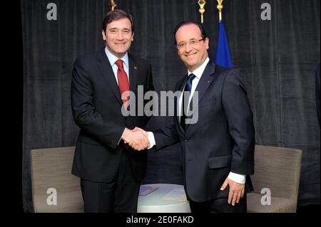 Der französische Präsident Francois Hollande trifft den portugiesischen Premierminister Pedro Passos Coelho während eines bilateralen Treffens im Radisson Blu, bevor er am 20 2012. Mai an der Eröffnungssitzung des NATO-Gipfels in Chicago, Illinois, USA, teilnimmt. Die Staats- und Regierungschefs der Welt sind zum NATO-Gipfel am 20-21. Mai in Chicago. Foto von Yoan Valat/Pool/ABACAPRESS.COM Stockfoto