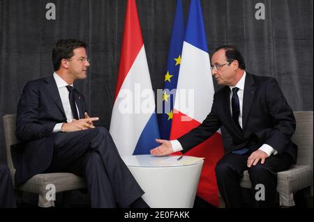 Der französische Präsident Francois Hollande (R) trifft den niederländischen Premierminister Mark Rutte (L) während eines bilateralen Treffens im Radisson Blu, bevor er am 20 2012. Mai an der Eröffnungssitzung des NATO-Gipfels in Chicago, Illinois, USA, teilnimmt. Die Staats- und Regierungschefs der Welt sind zum NATO-Gipfel am 20-21. Mai in Chicago. Foto von Yoan Valat/Pool/ABACAPRESS.COM Stockfoto