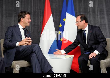 Der französische Präsident Francois Hollande (R) trifft den niederländischen Premierminister Mark Rutte (L) während eines bilateralen Treffens im Radisson Blu, bevor er am 20 2012. Mai an der Eröffnungssitzung des NATO-Gipfels in Chicago, Illinois, USA, teilnimmt. Die Staats- und Regierungschefs der Welt sind zum NATO-Gipfel am 20-21. Mai in Chicago. Foto von Yoan Valat/Pool/ABACAPRESS.COM Stockfoto