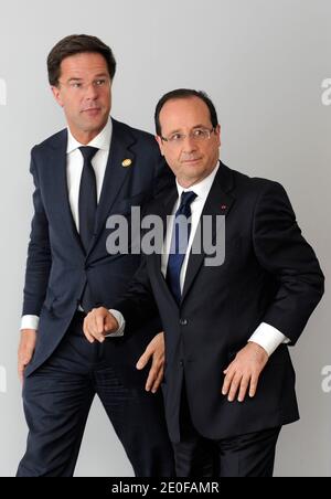 Der französische Präsident Francois Hollande (R) trifft den niederländischen Premierminister Mark Rutte (L) während eines bilateralen Treffens im Radisson Blu, bevor er am 20 2012. Mai an der Eröffnungssitzung des NATO-Gipfels in Chicago, Illinois, USA, teilnimmt. Die Staats- und Regierungschefs der Welt sind zum NATO-Gipfel am 20-21. Mai in Chicago. Foto von Yoan Valat/Pool/ABACAPRESS.COM Stockfoto