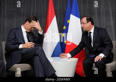 Der französische Präsident Francois Hollande (R) trifft den niederländischen Premierminister Mark Rutte (L) während eines bilateralen Treffens im Radisson Blu, bevor er am 20 2012. Mai an der Eröffnungssitzung des NATO-Gipfels in Chicago, Illinois, USA, teilnimmt. Die Staats- und Regierungschefs der Welt sind zum NATO-Gipfel am 20-21. Mai in Chicago. Foto von Yoan Valat/Pool/ABACAPRESS.COM Stockfoto